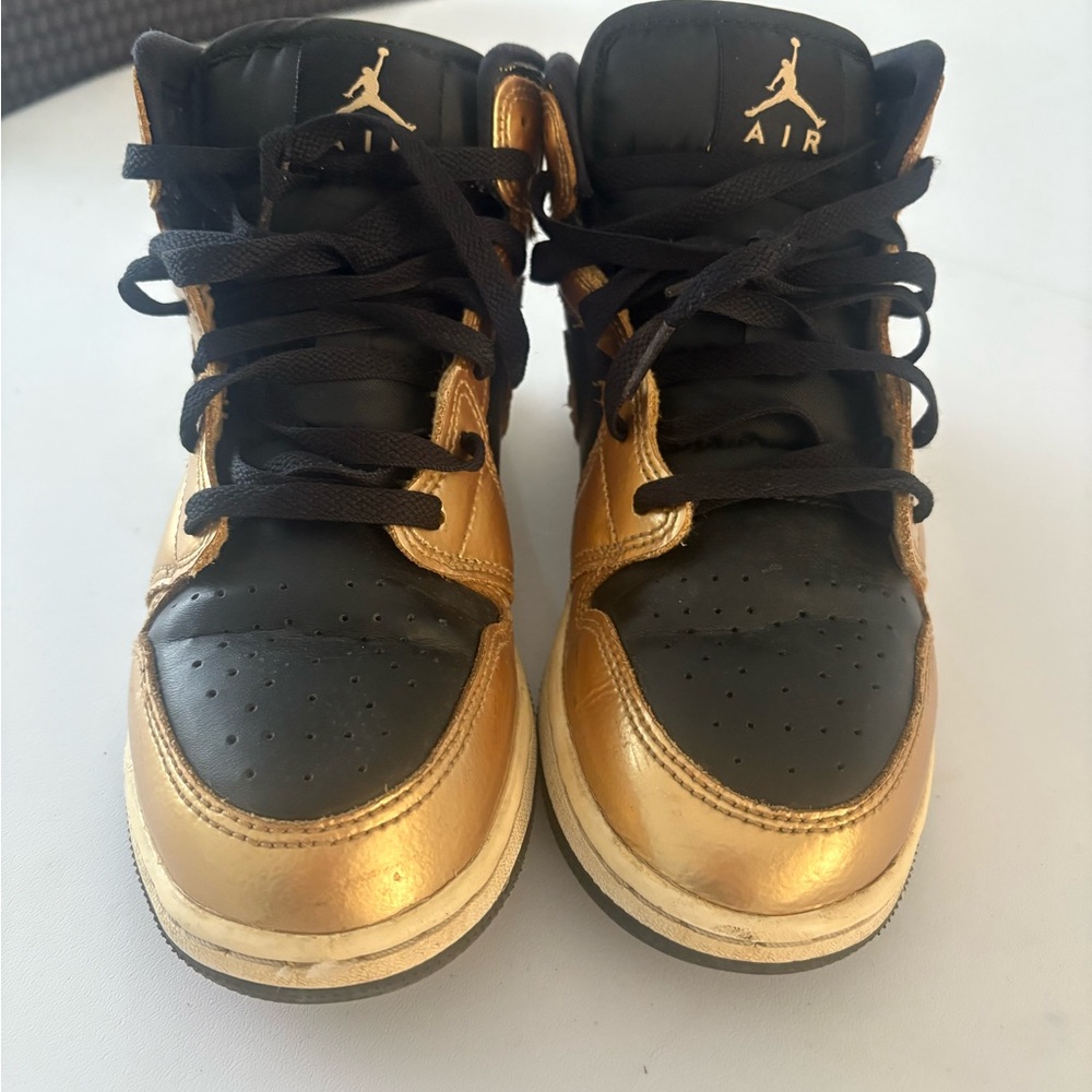 Jordan Kids Sneakers in Black and Gold